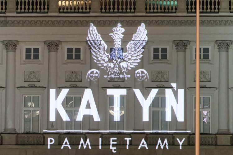 Iluminacja: "Katyń - pamiętamy" na fasadzie Pałacu Prezydenckiego w Warszawie, fot. PAP/Paweł Supernak