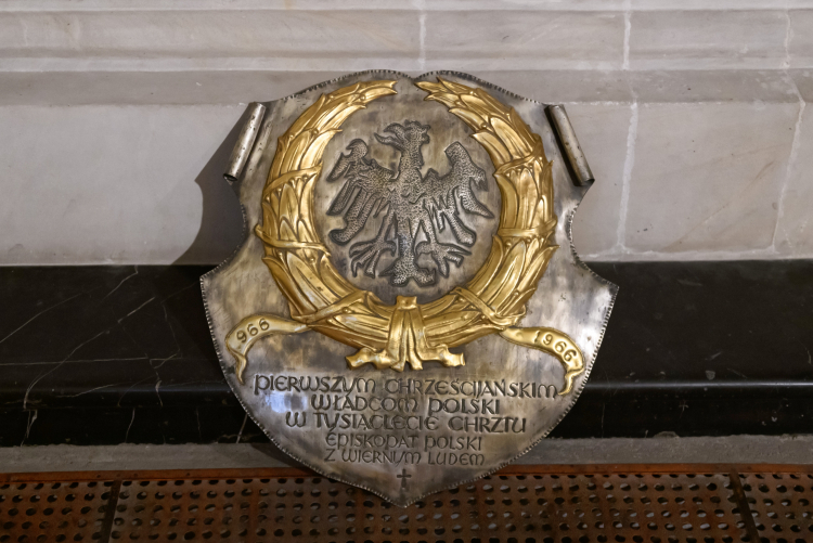 Herb w Złotej Kaplicy z grobowcem Mieszka Pierwszego i Bolesława Chrobrego w bazylice archikatedralnej Św. Apostołów Piotra i Pawła na Ostrowie Tumskim w Poznaniu. Fot. PAP/Jakub Kaczmarczyk