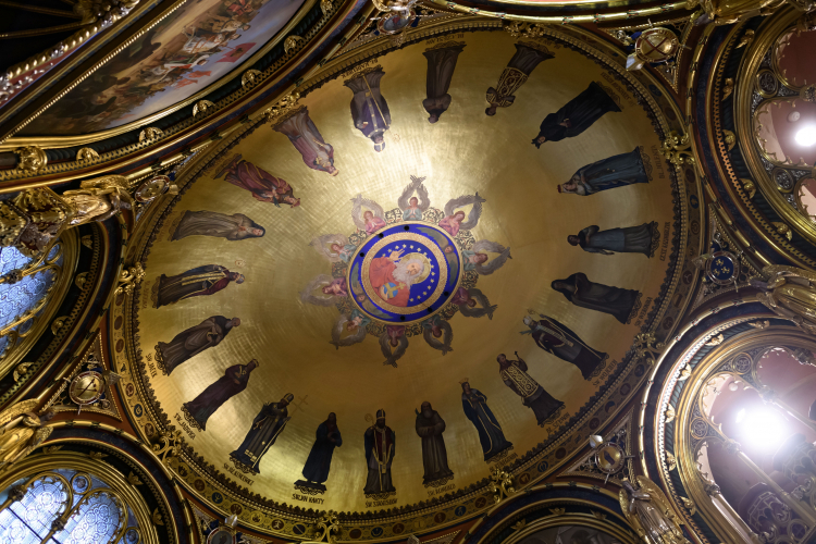 Sklepienie złotej kaplicy z grobowcami Mieszka I i Bolesława Chrobrego w bazylice archikatedralnej Poznaniu, fot. PAP/Jakub Kaczmarczyk
