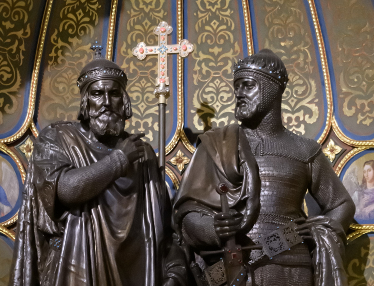 Posąg Mieszka Pierwszego i Bolesława Chrobrego w Złotej Kaplicy w bazylice archikatedralnej Św. Apostołów Piotra i Pawła na Ostrowie Tumskim w Poznaniu. PAP/Jakub Kaczmarczyk