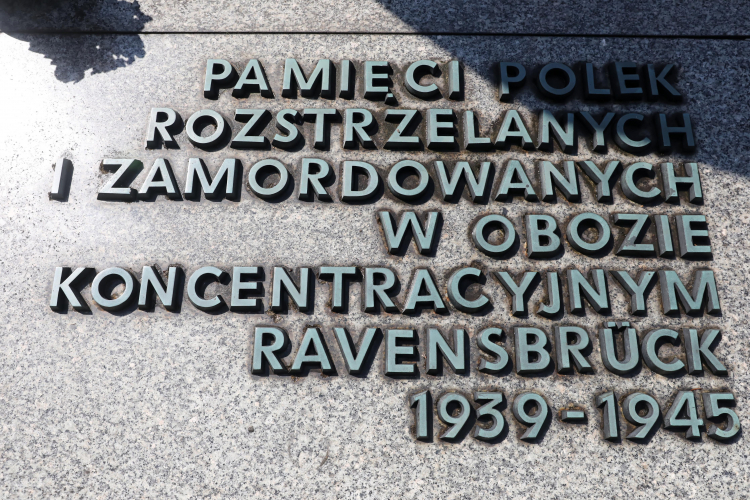 Tablica na Powązkach poświęcona ofiarom obozu koncentracyjnego w Ravensbrück, fot. PAP/Tomasz Gzell