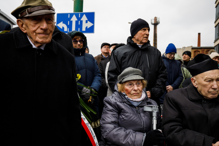 Łączniczka Armii Krajowej Maria Krzyżańska (C) podczas obchodów 80. rocznicy akcji Bollwerk przy pomniku pomniku upamiętniającym wydarzenie w Poznaniu, 2022 r. PAP/Marek Zakrzewski