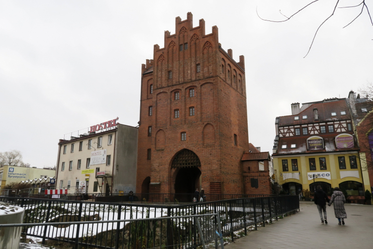 Zbudowana w XIV w. gotycka Wysoka Brama (czyli historyczna Brama Górna) w Olsztynie. Fot. PAP/Tomasz Waszczuk