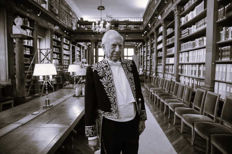 Peruwiańsko-hiszpański pisarz Mario Vargas Llosa pozuje do zdjęć w bibliotece Akademii Francuskiej w Paryżu w 2023 r. PAP/ EPA/Teresa Suarez