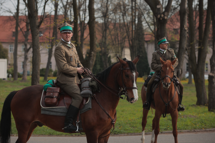 Kawalerzyści z Małopolski wyruszają konno z Oświęcimia do Nowego Wiśnicza szlakiem ucieczki rtm. Witolda Pileckiego, Jana Redzeja i Edwarda Ciesielskiego z niemieckiego obozu Auschwitz, 2023 r.  PAP/Zbigniew Meissner