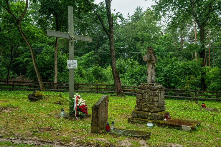Teren cmenatrza w nieistniejącej już wsi Puźniki na Ukrainie w dawnym woj. Tarnopolskim. Fot. PAP/Wojtek Jargiło