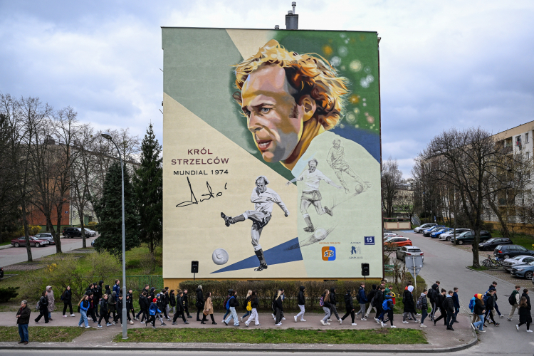 Mural z wizerunkiem byłego piłkarza reprezentacji Polski Grzegorza Laty odsłonięto przy ulicy Kusocińskiego w Mielcu. Fot. PAP/Darek Delmanowicz