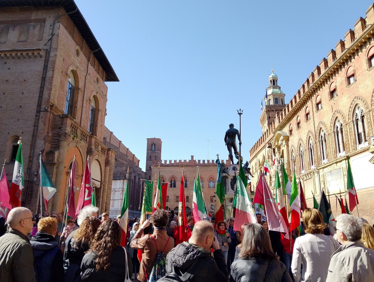 Złożenie wieńca pod tablicą pamiątkową na Piazza Nettuno w historycznym centrum Bolonii, w ramach włosko-polskich uroczystości upamiętniających 79. rocznicę wyzwolenia miasta spod niemieckiej okupacji przez żołnierzy 2 Korpusu Polskiego generała Władysława Andersa Fot. PAP/Sylwia Wysocka