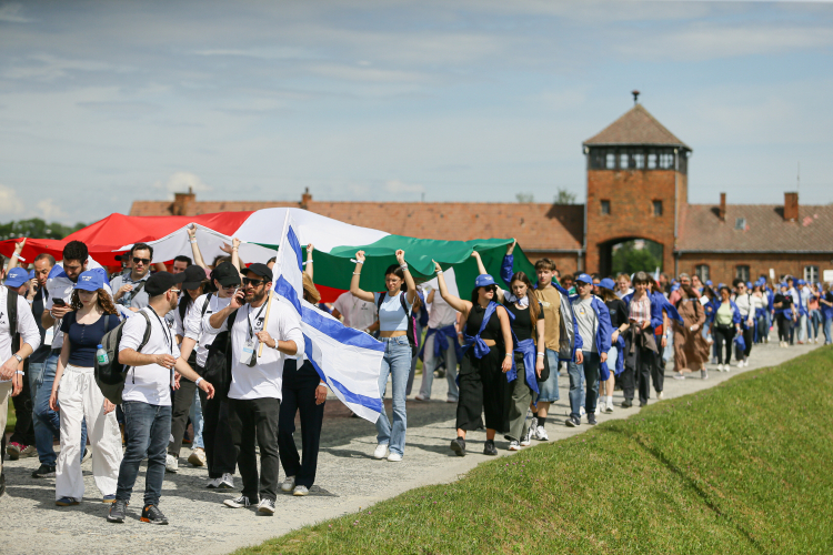 Uczestnicy Marszu Żywych na terenie byłego niemieckiego obozu koncentracyjnego Auschwitz w Oświęcimiu w 2024 r. PAP/Jarek Praszkiewicz