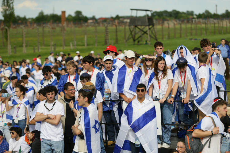 Uroczystości w ramach Marszu Żywych na terenie byłego niemieckiego obozu koncentracyjnego Auschwitz w Brzezince, upamiętniającego ofiary Holokaustu, 2024 r. PAP/Jarek Praszkiewicz