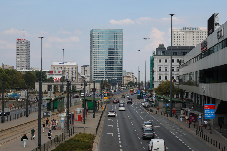 Widok z wiaduktu przy Dworcu Centralnym na Aleje Jerozolimskie w Warszawie. Fot. PAP/ Albert Zawada