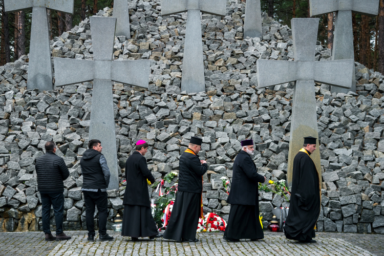 Uroczystości na cmentarzu w Bykowni, fot. PAP/Vladyslav Musiienko