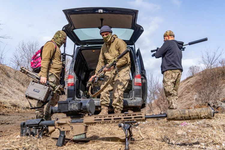 Obwód charkowski, Ukraina, snajperzy 42. samodzielnej brygady zmechanizowanej . PAP/Mykola Kalyeniak