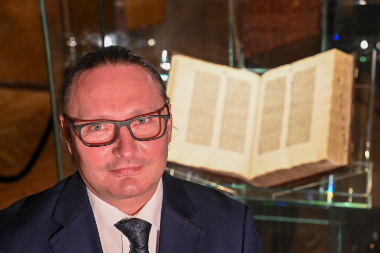 Przewodniczący Rady Naukowej Muzeum Diecezjalnego w Pelplinie prof. dr hab. Juliusz Raczkowski podczas uroczystego otwarcia ekspozycji stałej „Wokół Pelplińskiej Biblii Gutenberga”. Fot. PAP/Andrzej Jackowski
