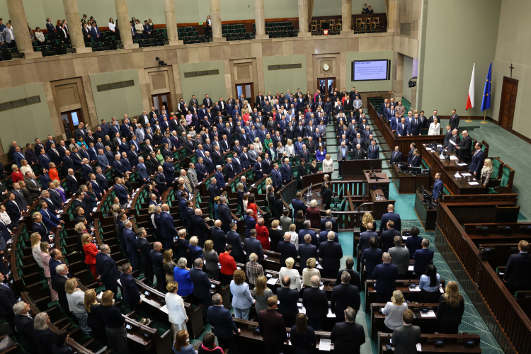 Sejm przez aklamację przyjął uchwałę w sprawie uczczenia pamięci ofiar katastrofy smoleńskiej, fot. PAP/Albert Zawada