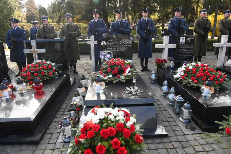 Obchody 15. rocznicy katastrofy smoleńskiej - uroczystości przed pomnikiem Ofiar Katastrofy Smoleńskiej na Cmentarzu Wojskowym na Powązkach w Warszawie. Fot. PAP/Piotr Nowak