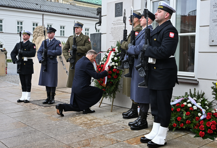 W 15. rocznicę katastrofy smoleńskiej prezydent Andrzej Duda składa wieniec przed poświęconą śp. prezydentowi RP Lechowi Kaczyńskiemu tablicą na ścianie Pałacu Prezydenckiego w Warszawie. Fot. PAP/Radek Pietruszka
