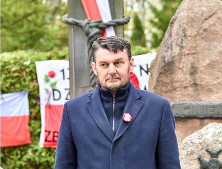 Lech Parell, szef Urzędu do spraw Kombatantów i Osób Represjonowanych podczas uroczystości katyńskich w Szczecinie, fot. PAP/Marcin Bielecki