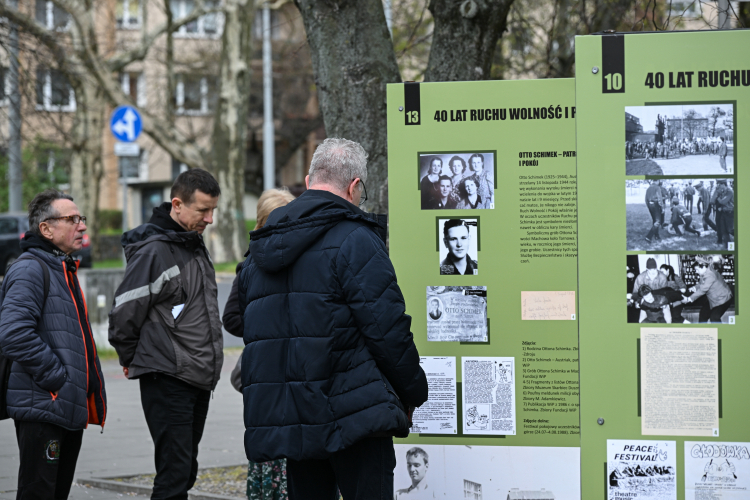 Szczecin, wystawa z okazji 40-lecia Ruchu Wolność i Pokój, fot. PAP/Marcin Bielecki