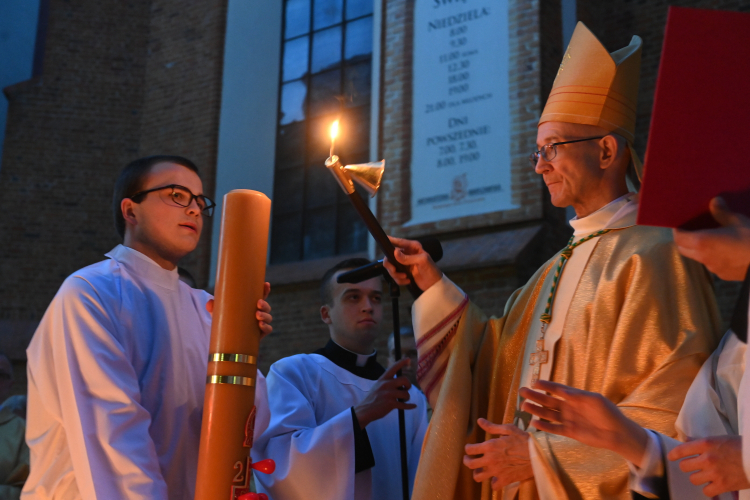 Wielkanoc, Metropolita warszawski abp. Adrian Galbas podczas obchodów Wigilii Paschalnej z procesją rezurekcyjną, fot. PAP/Piotr Nowak