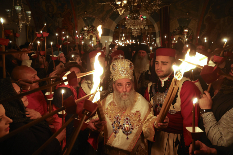 W bazylice Grobu Świętego w Jerozolimie prawosławni świętowali Cud Świętego Ognia, fot. PAP/EPA/Georgi Licovski