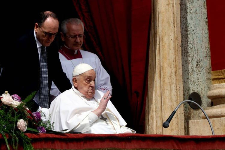 Papież Franciszek udziela błogosławieństwa Miastu i Światu 20 kwietnia 2025 r. Dzień później papież zmarł. Fot. PAP/PA/Marco Iacobucci