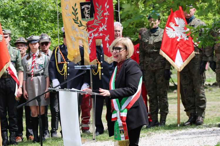 Burmistrz Castel San Pietro Terme Francesca Marchetti podczas uroczystości w miejscu przeprawy żołnierzy 2. Korpusu Polskiego przez rzekę Sillaro. Fot. PAP/Albert Zawada