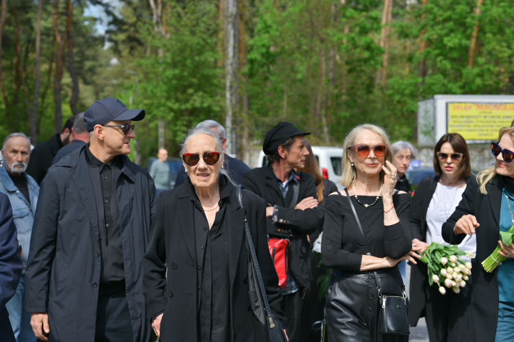 Aktorzy Jacek Poniedziałek (drugi od lewej), Maja Komorowska (trzecia od lewej) i reżyser Krzysztof Warlikowski (w środku, z tyłu) podczas uroczystości pogrzebowych Jadwigi Jankowskiej-Cieślak na cmentarzu w Józefowie. Fot. PAP/Przemysław Piątkowski
