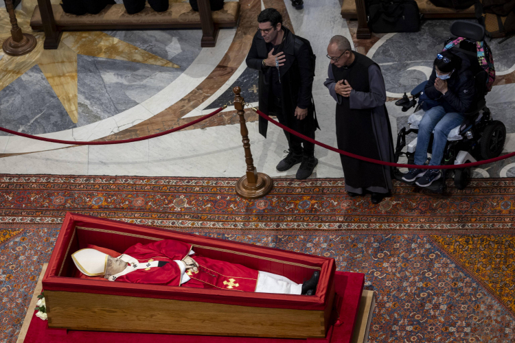 Wierni modlili się przy trumnie zmarłego papieża Franciszka spoczywającej w Bazylice św. Piotra w Watykanie, 24 kwietnia 2025 r. PAP/EPA/Massimo Percossi