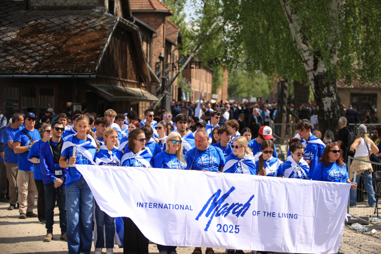 Uczestnicy Marszu Żywych przed Bramą „Arbeit macht frei” w Państwowym Muzeum Auschwitz-Birkenau. Fot. PAP/Jarek Praszkiewicz