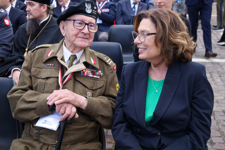 Marszałek Senatu Małgorzata Kidawa-Błońska i weteran kpt. Władysław Dąbrowski na uroczystości na Polskim Cmentarzu Wojennym w Bolonii. Fot. PAP/Albert Zawada