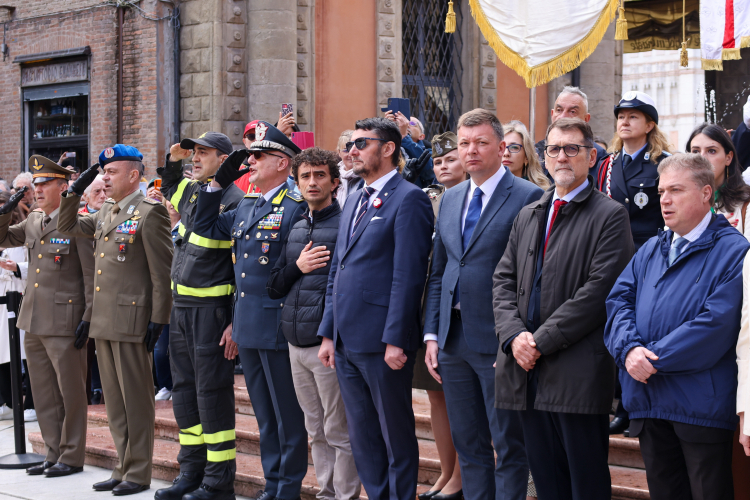 Od frontu: szef UdSKiOR Lech Parell (4P) i zastępca szefa UdSKiOR Michał Syska (3P) podczas uroczystości z okazji Święta Wyzwolenia Włoch na Placu Neptuna w Bolonii podczas uroczystości 80. rocznicy wyzwolenia Bolonii spod niemieckiej okupacji przez żołnierzy 2 Korpusu Polskiego generała Władysława Andersa. PAP/Albert Zawada