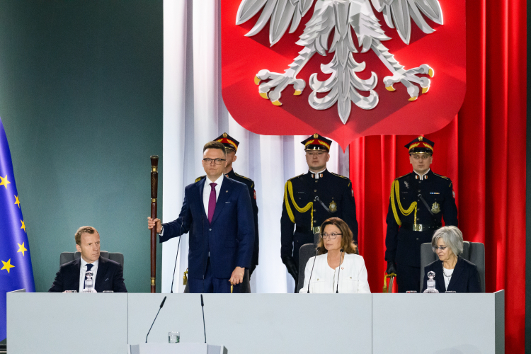 Marszałek Sejmu Szymon Hołownia (C-L) oraz marszałek Senatu Małgorzata Kidawa-Błońska (2P) podczas uroczystego Zgromadzenia Posłów i Senatorów z okazji 1000. rocznicy koronacji Bolesława Chrobrego, 25 bm. w Hali Widowiskowo-Sportowej w Gnieźnie. (jm) PAP/Jakub Kaczmarczyk