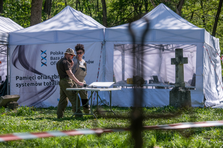 Polska Baza Genetyczna Ofiar Totalitaryzmów w pracach przy ekshumacji polskich ofiar zbrodni wołyńskiej w Puźnikach w obwodzie tarnopolskim na Ukrainie. Fot. PAP/Vladyslav Musiienko
