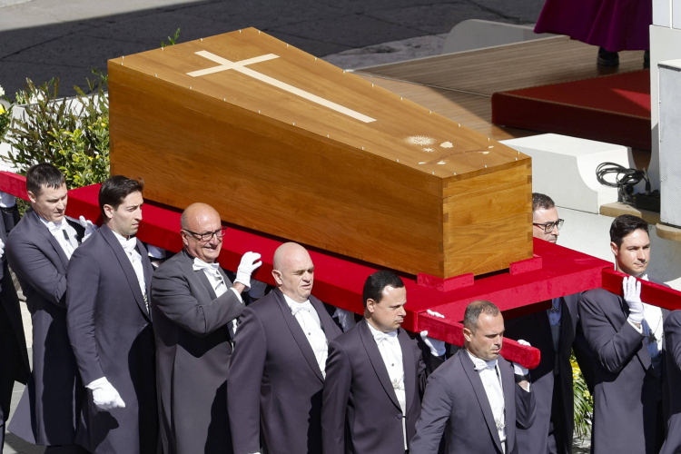 Zakończyła się msza pogrzebowa papieża Franciszka. PAP/EPA/Fabio Frustaci