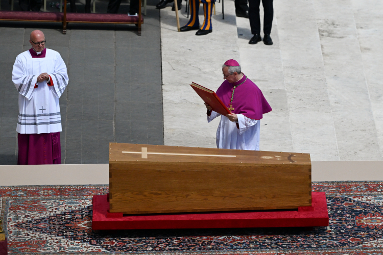 Dziekan Kolegium Kardynalskiego kardynał Giovanni Battista Re na uroczystościach pogrzebowych papieża Franciszka na placu Świętego Piotra w Watykanie, fot. PAP/Darek Delmanowicz
