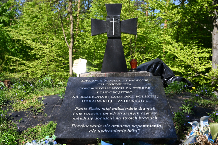 Podmieniona tablica na pomniku UPA w Monasterzu koło wsi Werchrata, fot. PAP/Darek Delmanowicz