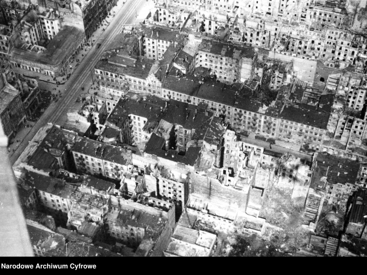 Widok Warszawy - zdjęcie lotnicze Śródmieścia, 1946 r. /NAC