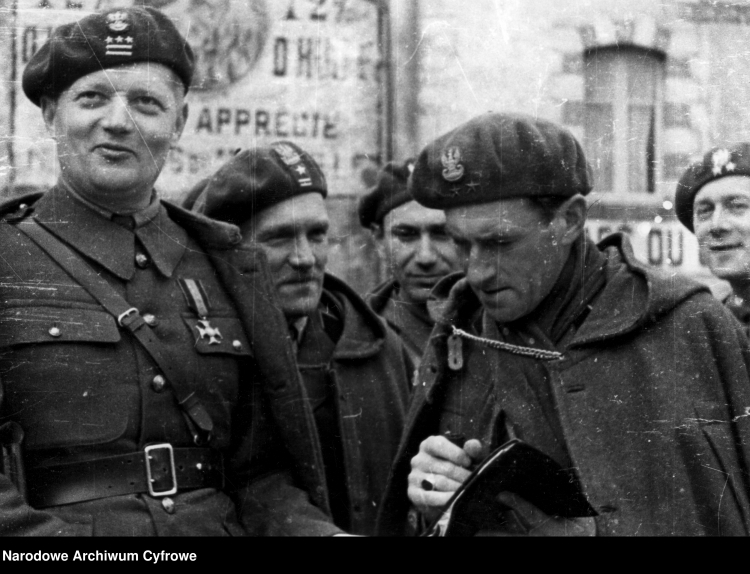 Grupa oficerów Samodzielnej Brygady Strzelców Podhalańskich. Widoczny m.in. pułkownik Józef Feliks Kobyłecki (1. z lewej), 1940 r.