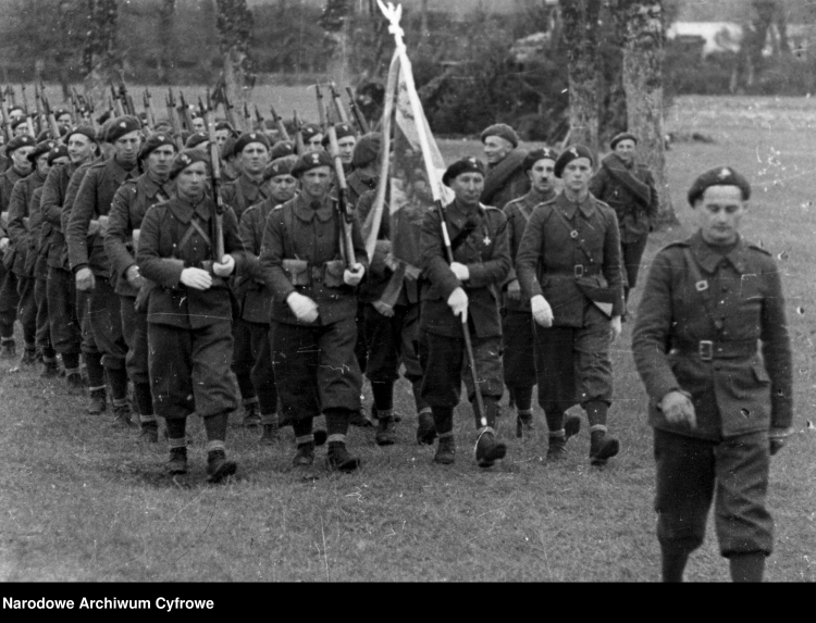 Oddział Samodzielnej Brygady Strzelców Podhalańskich maszeruje ze sztandarem Brygady, 1940 r. /NAC