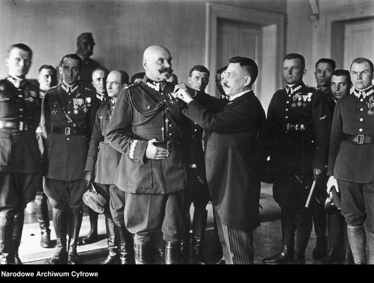 Uroczystość dekoracji honorowymi odznakami Polskiego Czerwonego Krzyża oficerów i podoficerów pilotów zasłużonych na polu lotnictwa sanitarnego w gmachu Ministerstwa Spraw Wojskowych w Warszawie, 1927 r./NAC