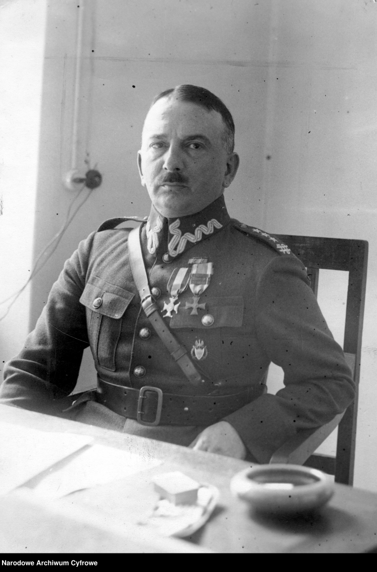 Stefan Pasławski, pułkownik, inspektor główny Straży Granicznej - fotografia pozowana przy biurku, 1927 - 1928 r. /NAC