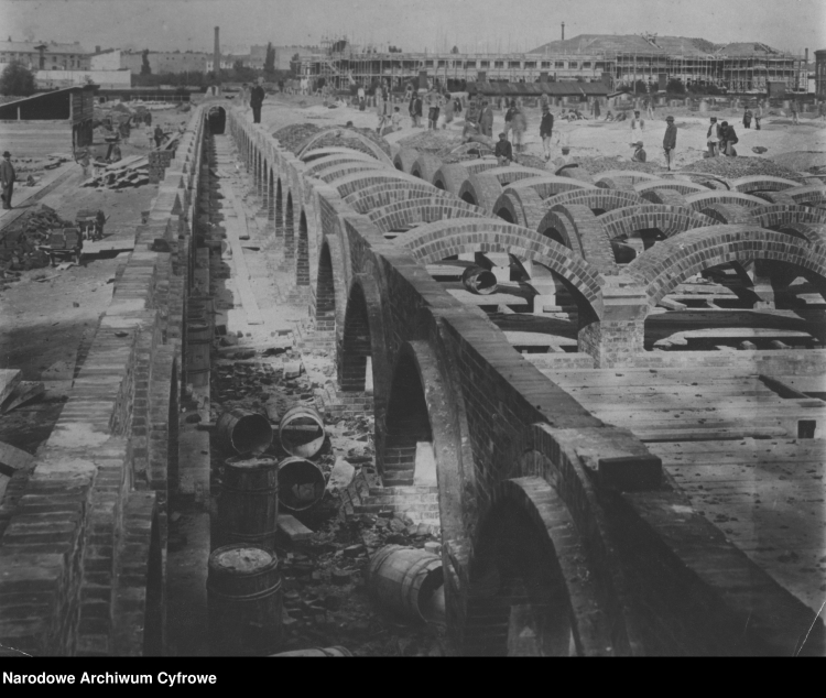 Budowa filtrów powolnych na Stacji Filtrów (na pierwszym planie) i pawilonów szpitala Dzieciątka Jezus (w głębi). Reprodukcja fotografii wykonanej w latach 1898-1900./NAC