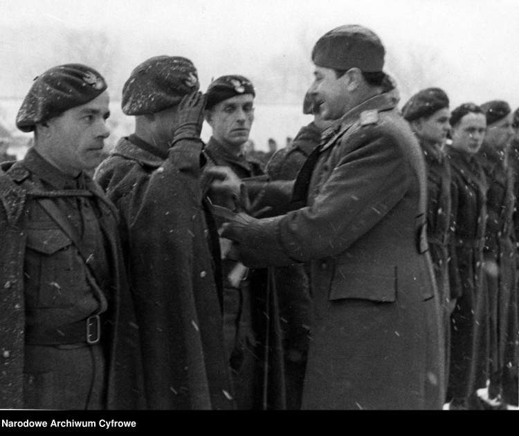Samodzielna Brygada Strzelców Podhalańskich w Wielkiej Brytanii. Grupa żołnierzy podczas nieustalonej uroczystości. Widoczny m.in. płk Zygmunt Bohusz-Szyszko (na pierwszym planie, w środku, bokiem). NAC