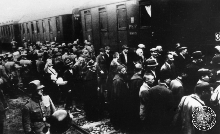 Załadunek więźniów do wagonów. Rampa towarowa przy dworcu kolejowym w Tarnowie, 14 czerwca 1940 r. /Źródło: Wikipedia