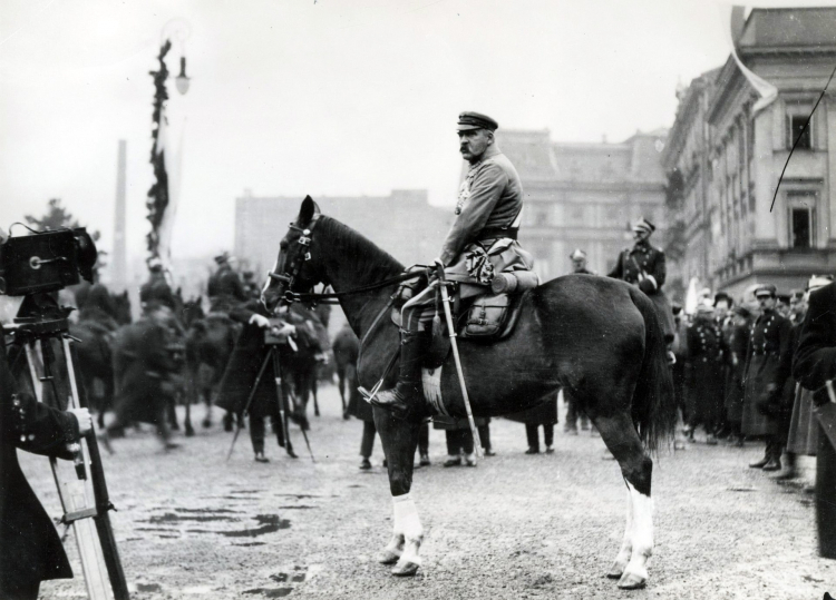 Józef Piłsudski na Kasztance przyjmuje defiladę Wojska Polskiego na placu Saskim 11 listopada 1926 r. Fot. unknown-anonymous, Public domain, via Wikimedia Commons