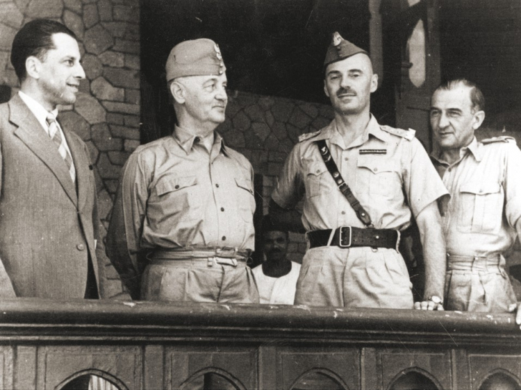 Od lewej: Tadeusz Romer, Władysław Sikorski, Władysław Anders i Tadeusz Klimecki podczas podróży inspekcyjnej Naczelnego Wodza na Bliskim Wschodzie 1943 r. Fot. unknown-anonymous, Public domain, via Wikimedia Commons