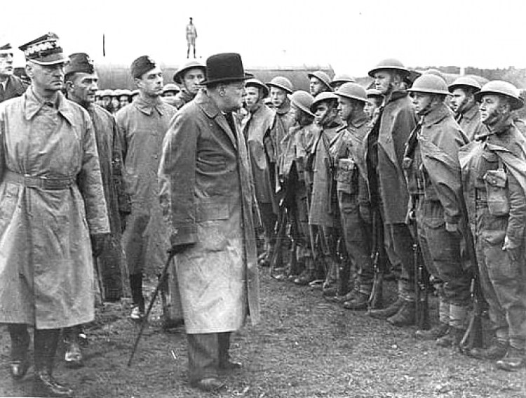 Winston Churchill wizytuje w towarzystwie Władysława Sikorskiego jednostkę Polskich Sił Zbrojnych na Zachodzie, ok. 1943 r. Fot. Anonymous photography, Public domain, via Wikimedia Commons