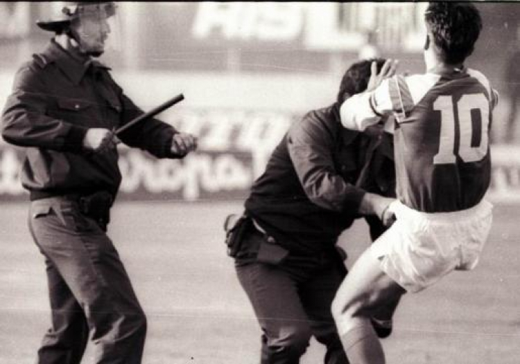 Zvonimir Boban uderza policjanta podczas meczu Dinamo – Crvena zvezda, 13 maja 1995 r. Fot. Wikimedia Commons