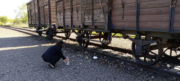Znicz zapaliliśmy także w imieniu Polaków i Węgrów pamiętających o tamtych tragicznych wydarzeniach – powiedziała PAP Agnieszka Molenda-Kopijasz.Fot. Fundacja Pobliskie Miejsca Pamięci Auschwitz-Birkenau